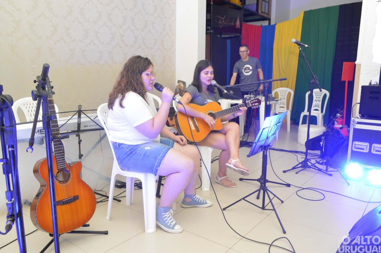Recital da Escola Compasso encanta público
