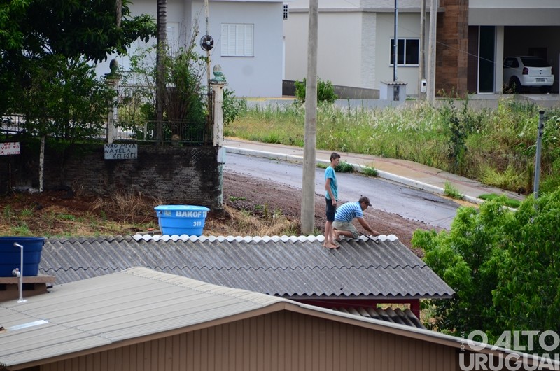 Vendaval causa estragos em Caiçara