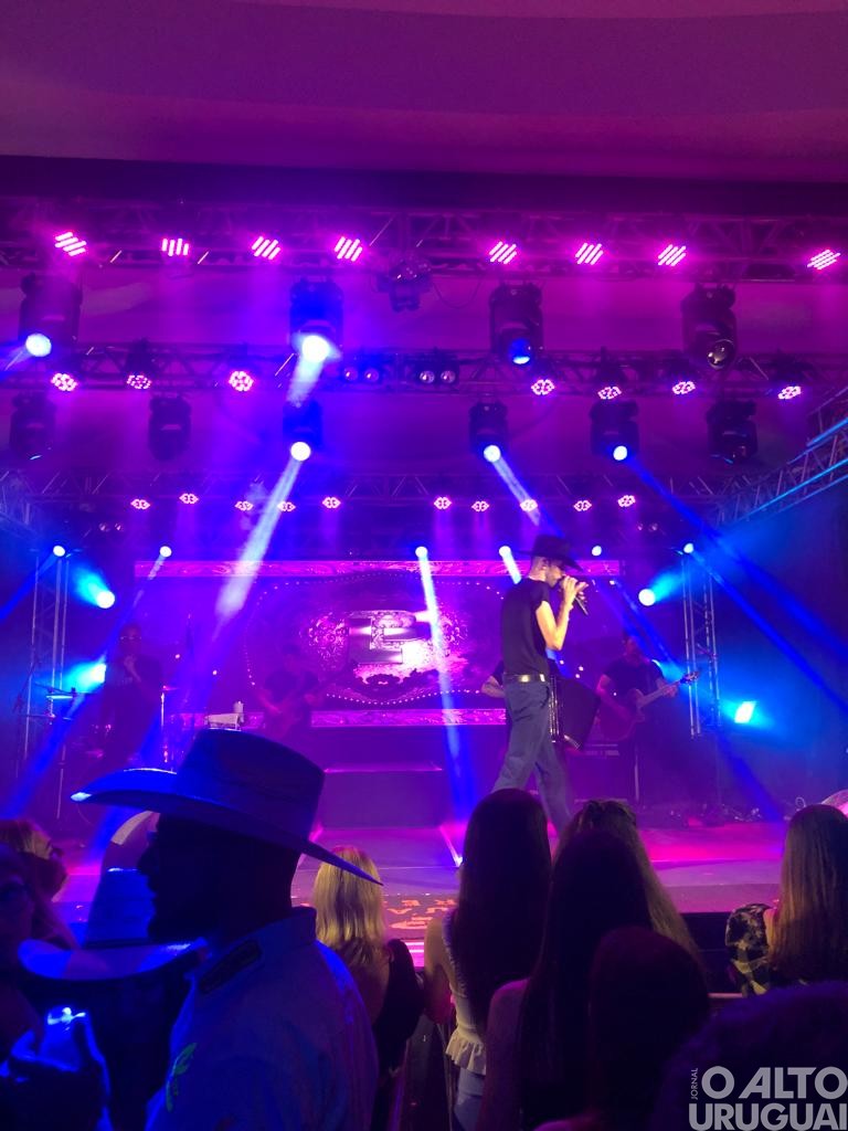 Sertanejo Luan Pereira reúne grande público em show em FW