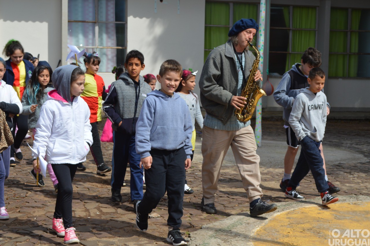 Feira do Livro da Escola Caiçara recebe grande público no primeiro dia