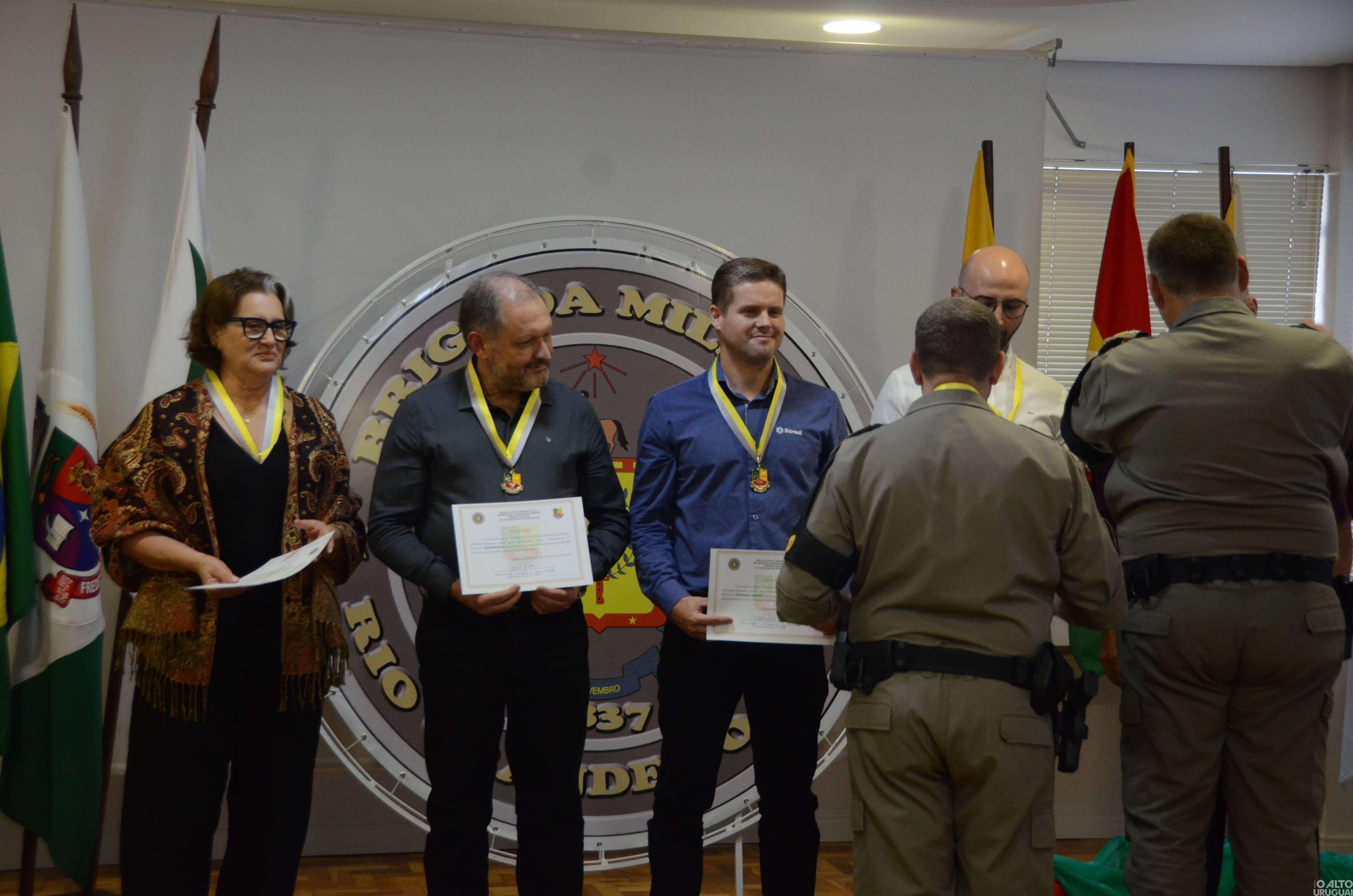 37º BPM realiza cerimônia de entrega de comendas