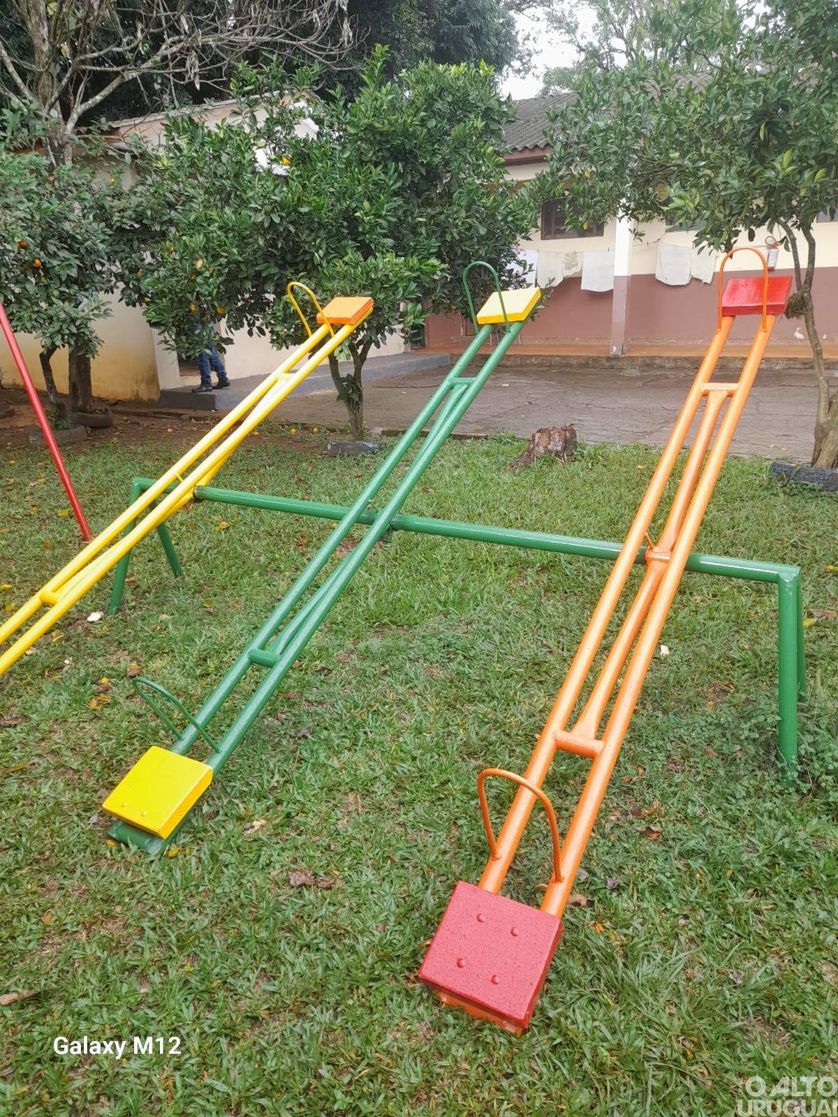 Recuperados brinquedos na pracinha da Escola Pedro Sarturi em Cristal do Sul
