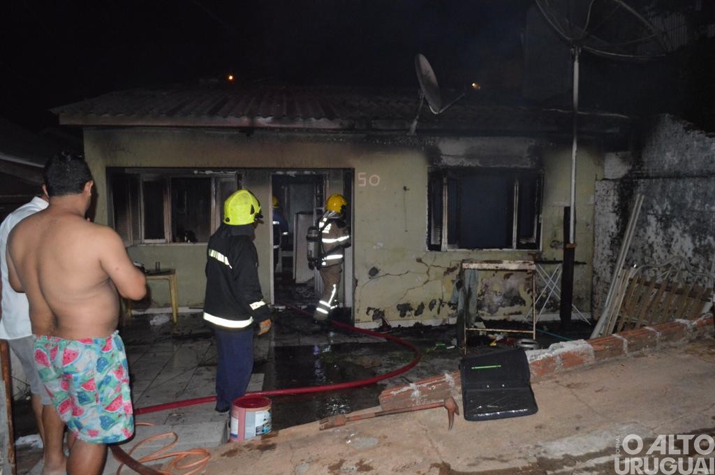Residência é consumida pelo fogo em FW
