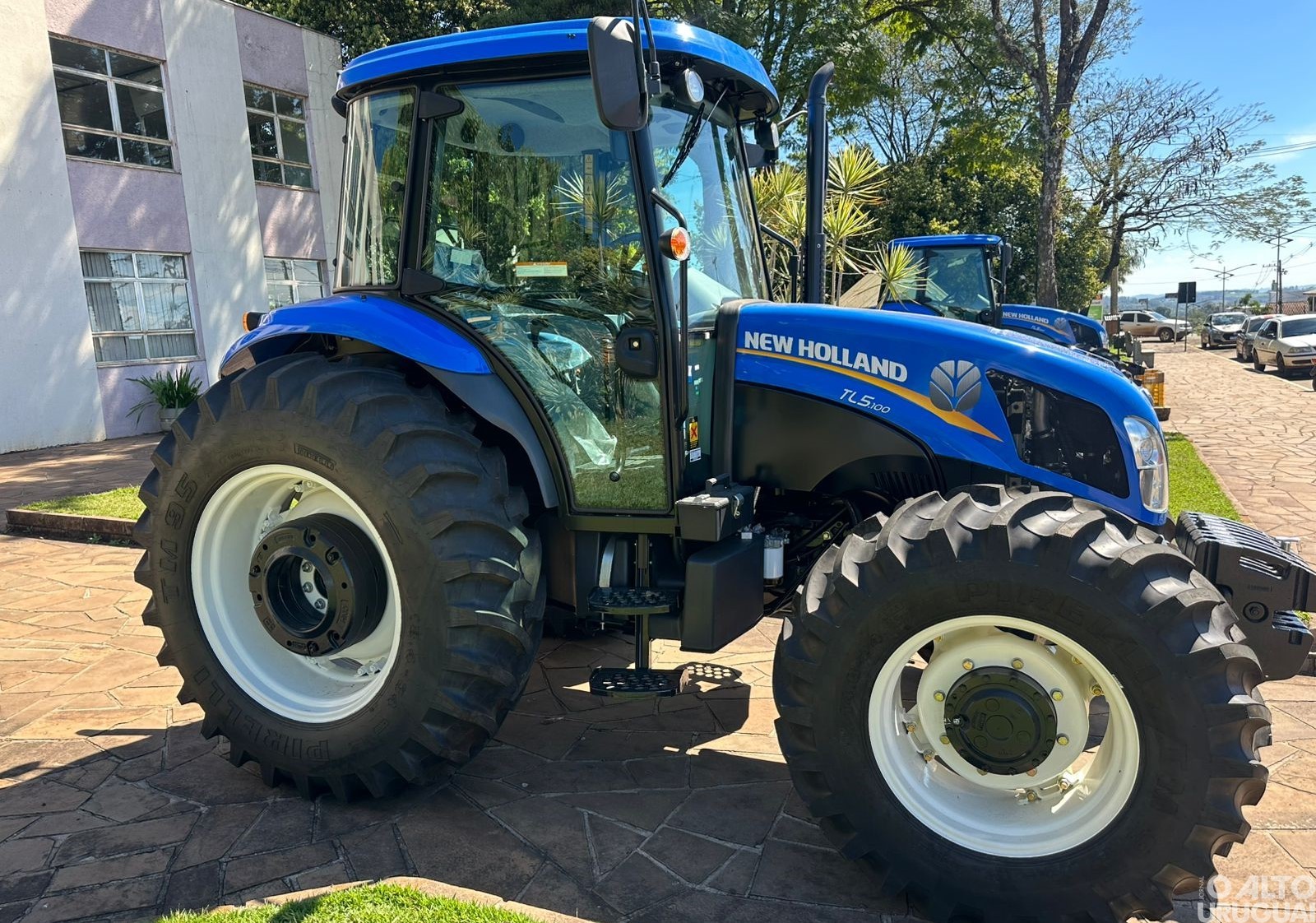 Patrulhas Agrícolas de Alpestre recebem tratores, distribuidores e grades aradoras