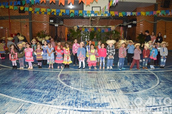 Festa Junina da Escola Irmã Odila Lehnen reúne comunidade em noite de alegria e tradição