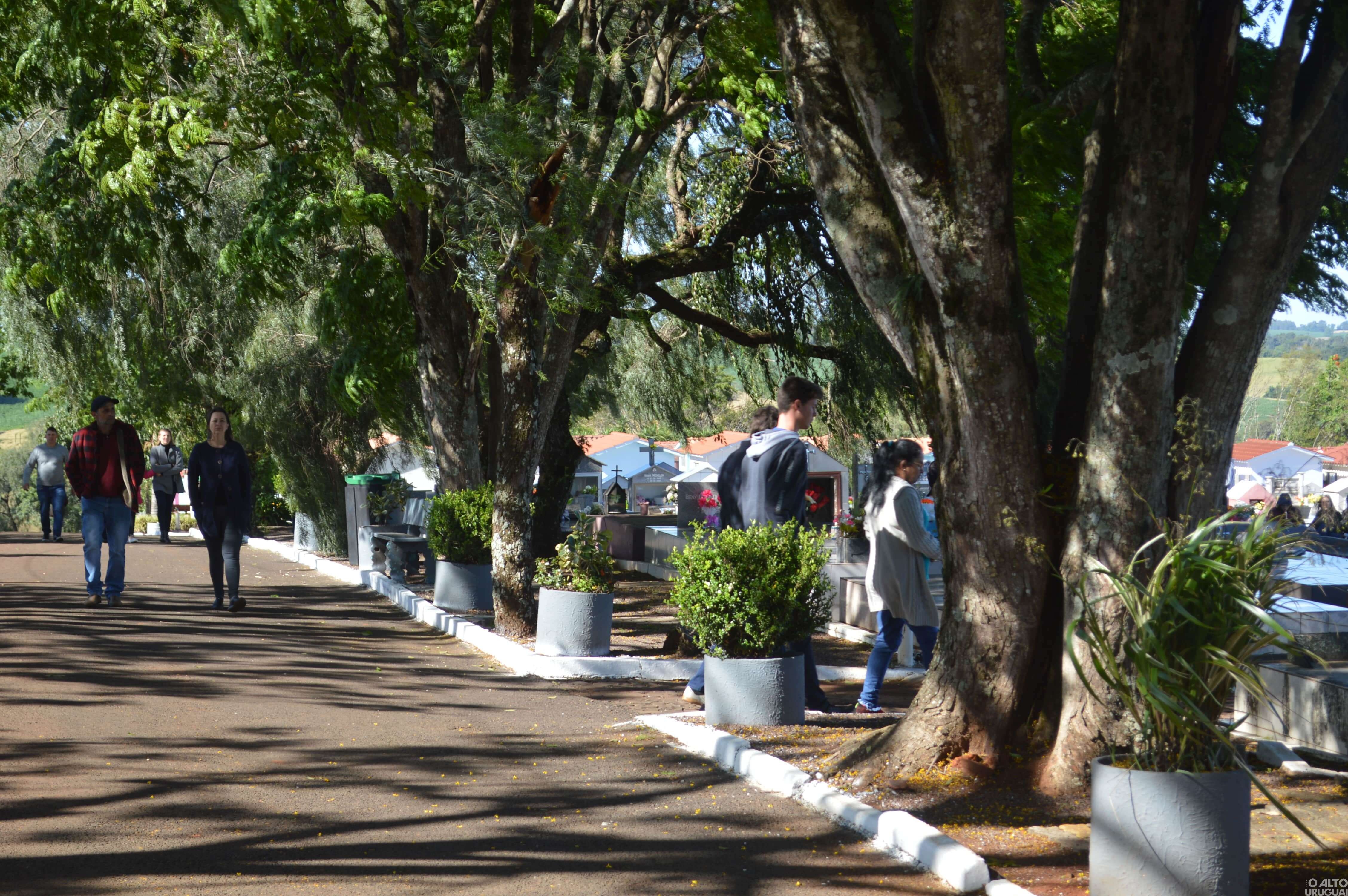Missas e visitas relembram entes queridos nesse Dia de Finados
