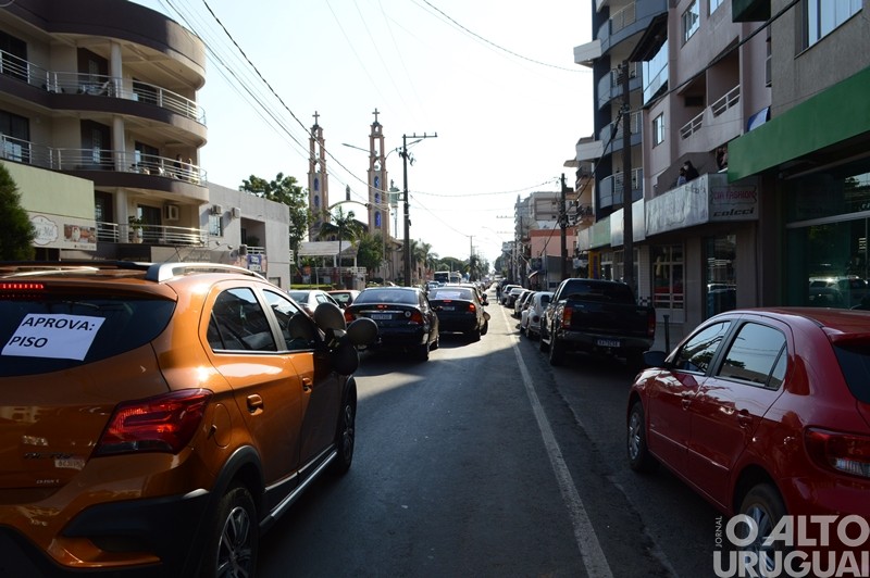 Profissionais de enfermagem promovem carreata