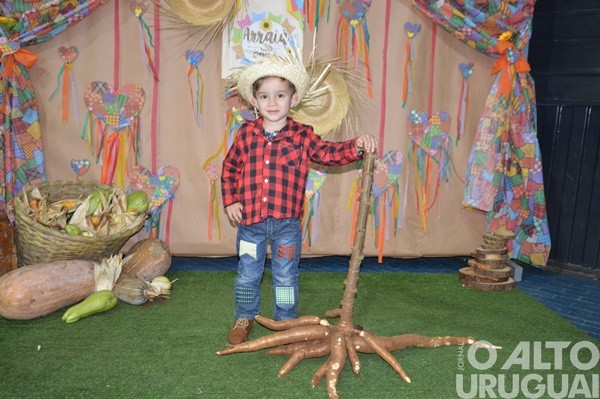 Festa Junina da Escola Irmã Odila Lehnen reúne comunidade em noite de alegria e tradição