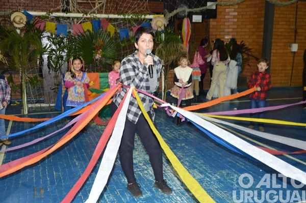 Festa Junina da Escola Irmã Odila Lehnen reúne comunidade em noite de alegria e tradição