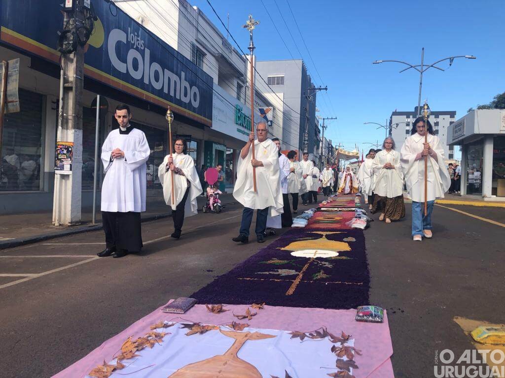 Fiéis celebram Corpus Christi em FW