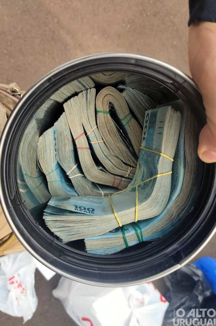 PRF encontra mais de R$ 280 mil sem comprovação em picape com placas de FW