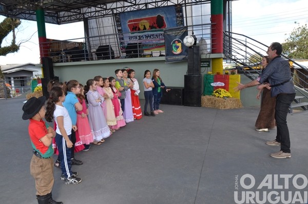 Crianças do Projeto Girassol celebram Semana Farroupilha em Caiçara