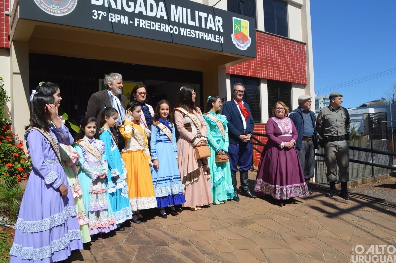 Grupo de cavalarianos entrega centelha da chama crioula na BM de FW