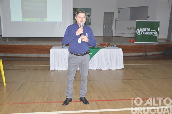 Evento realizado pela Creluz em Pinhal marca o Dia da Árvore