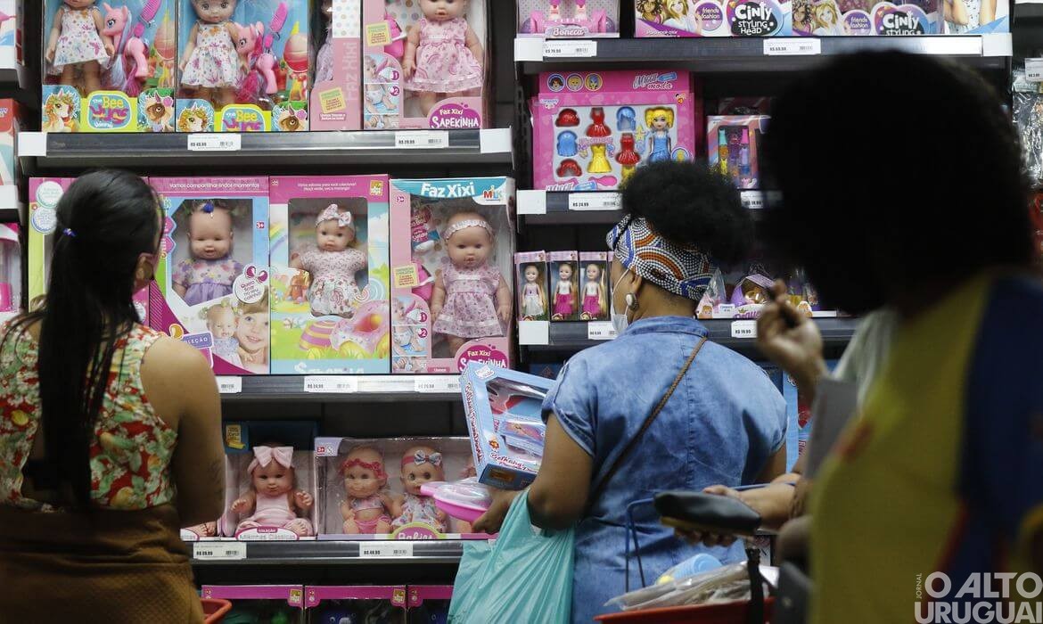 Intenção de consumo das famílias fica estável em outubro