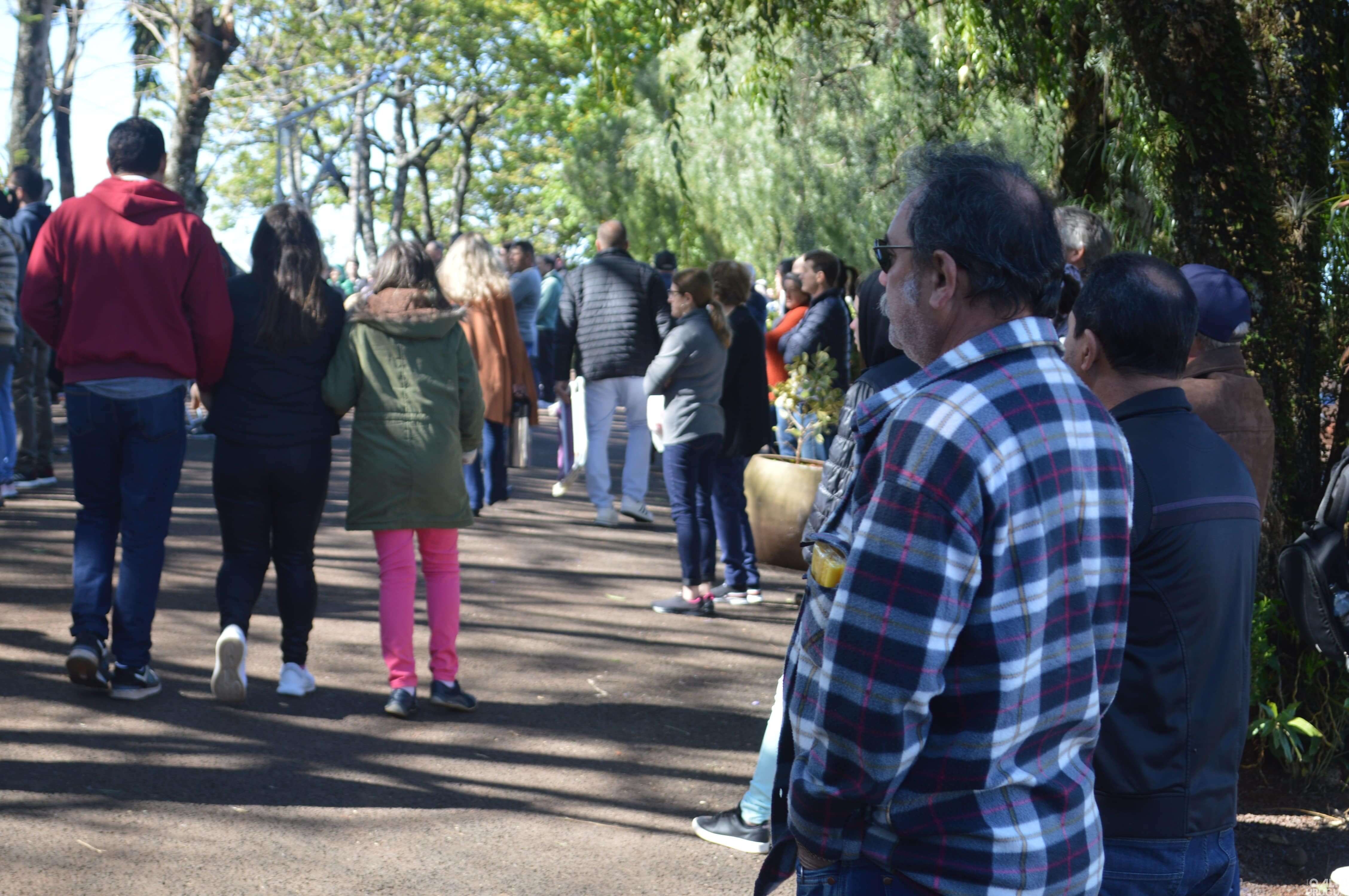 Missas e visitas relembram entes queridos nesse Dia de Finados