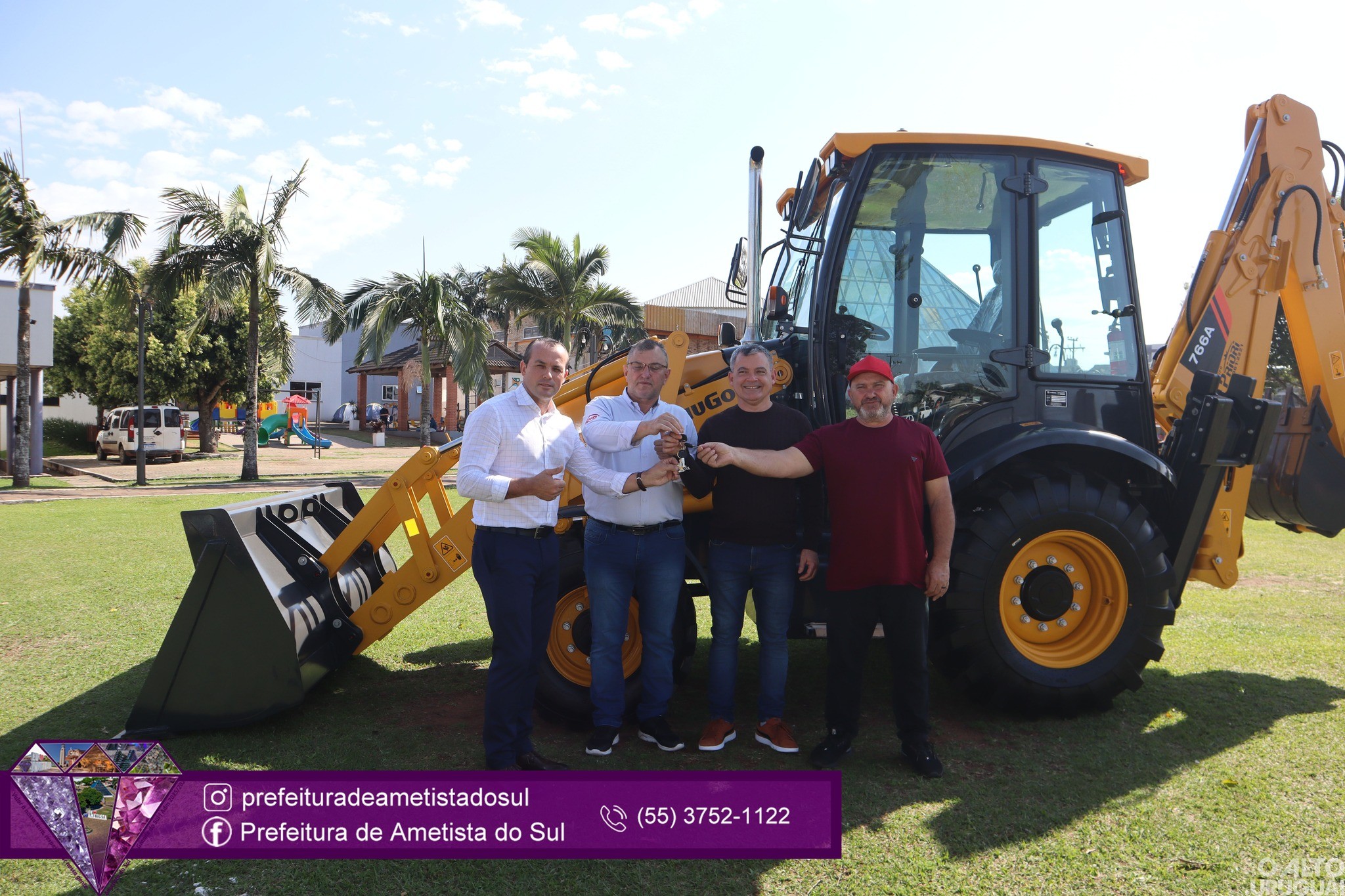 Adquirida nova retroescavadeira para a Secretaria da Agricultura de Ametista do Sul