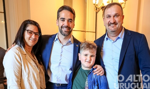 Prefeito de Vista Alegre protocola projetos em Porto Alegre