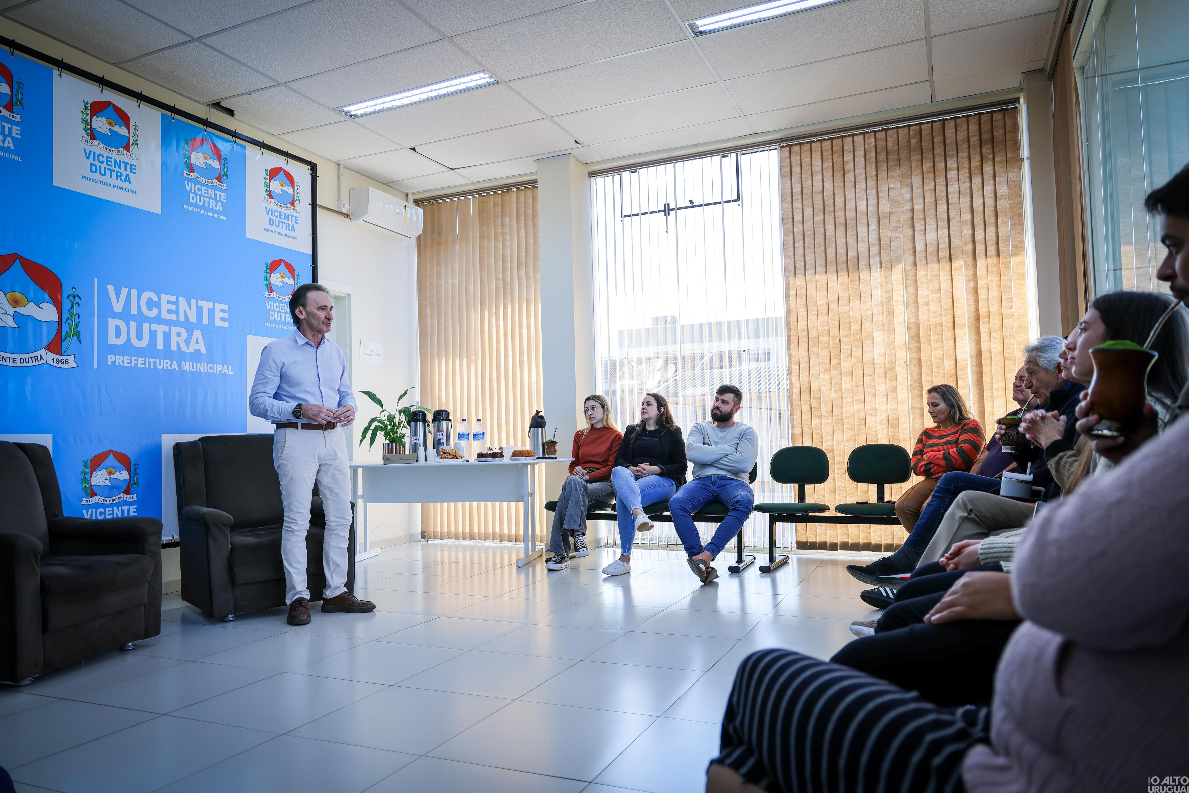 Secretário Costella e diretor do Daer visitam Vicente Dutra