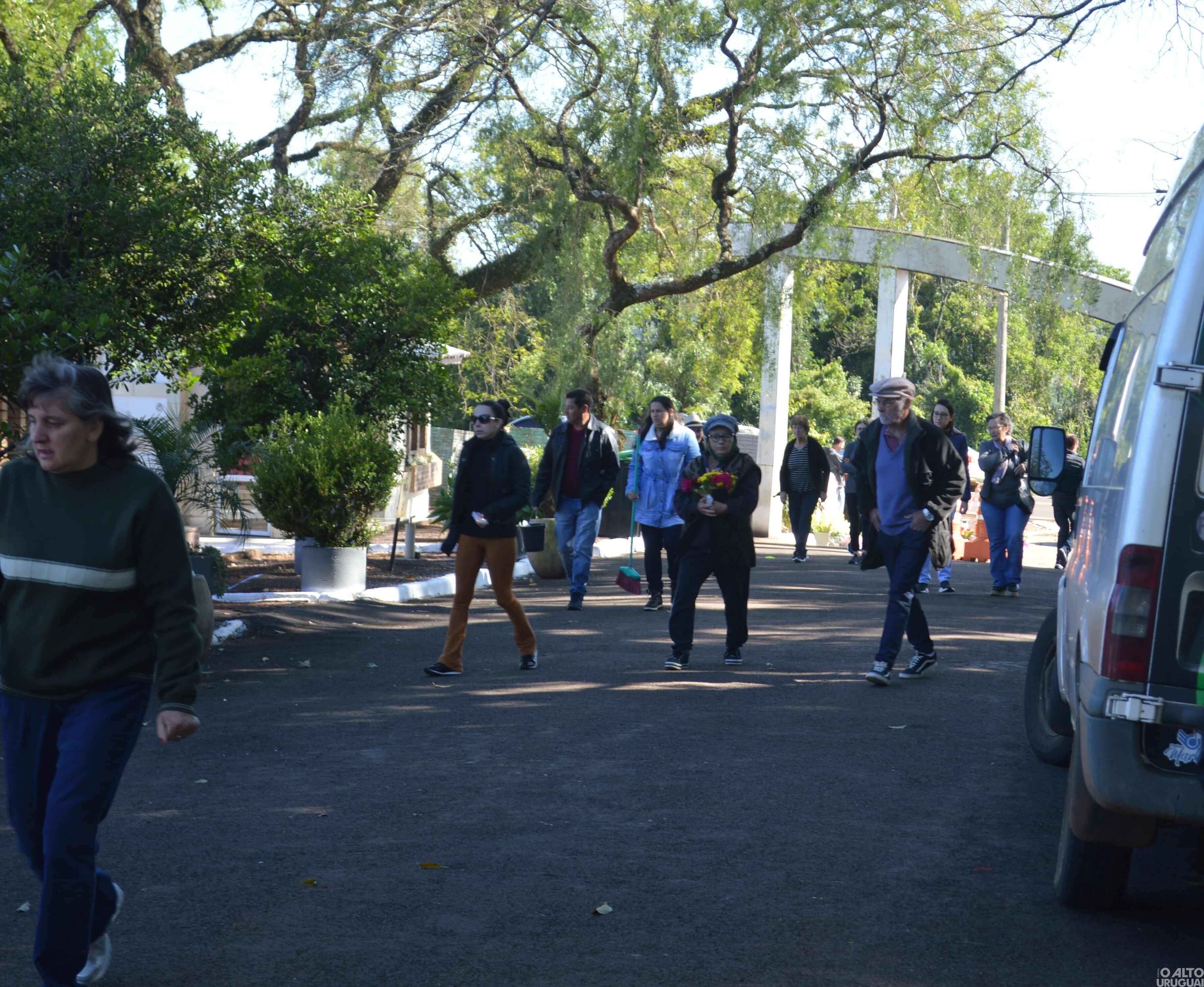 Missas e visitas relembram entes queridos nesse Dia de Finados