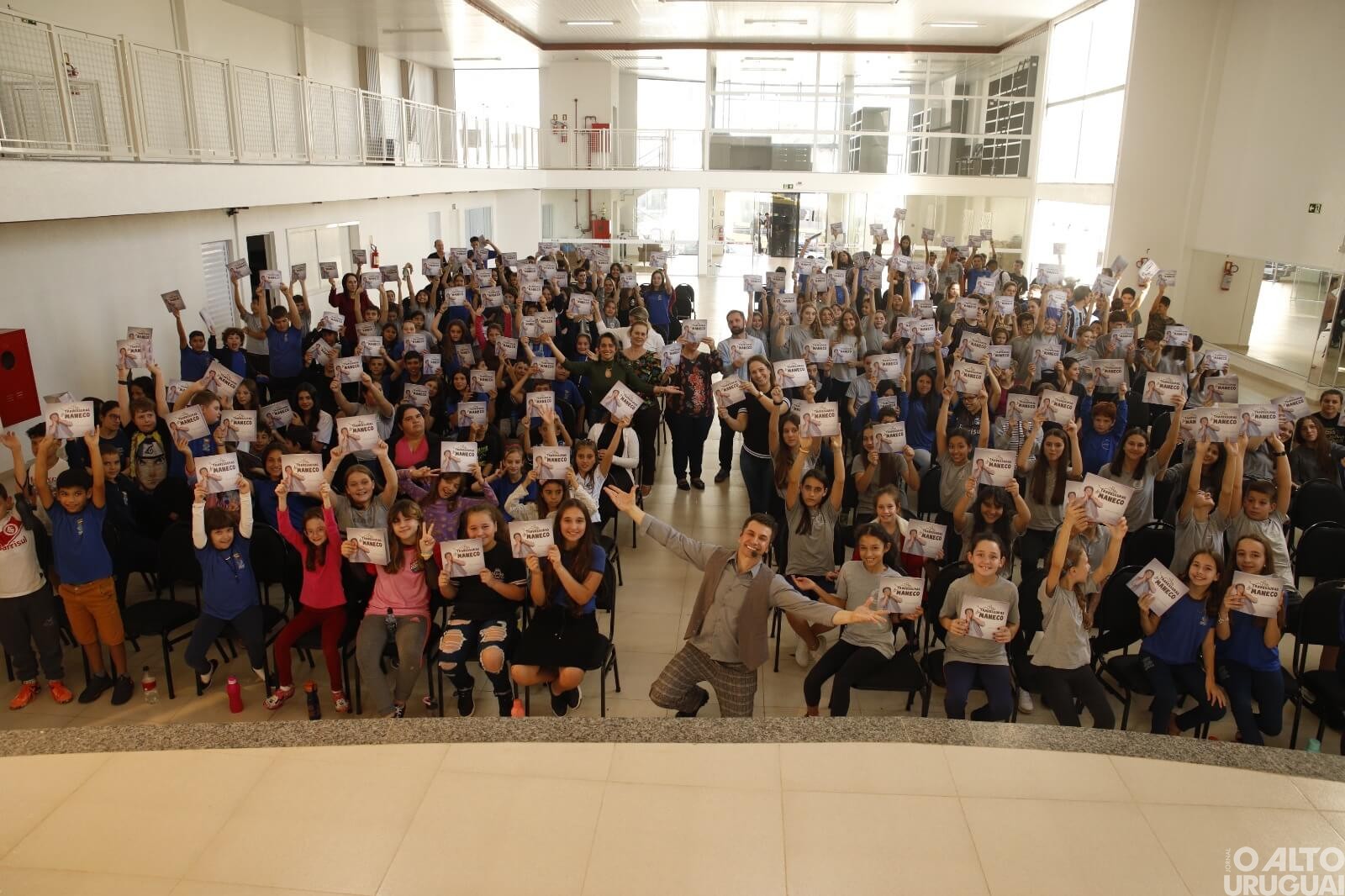 Danilo Gregory realiza a entrega de mais de 2,5 mil exemplares da obra “As travessuras de Maneco”