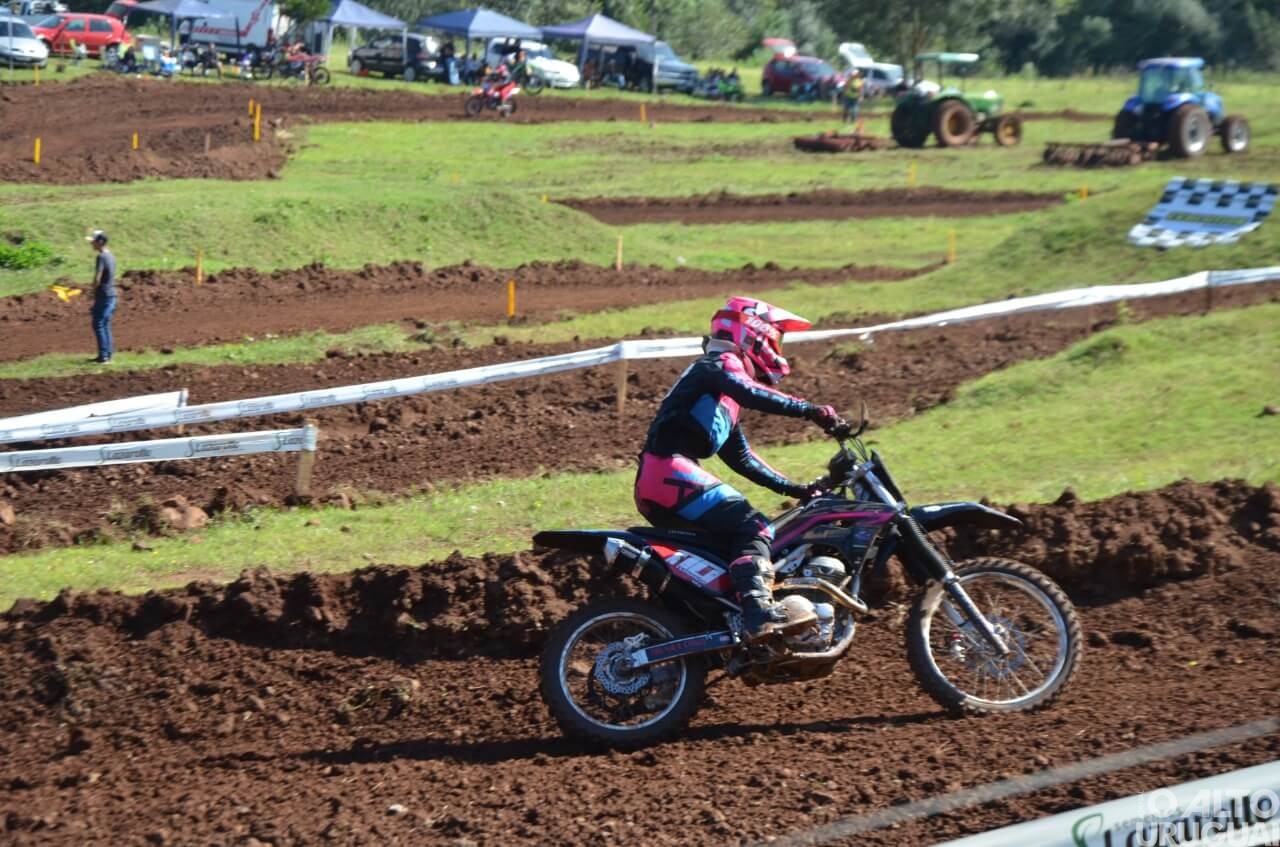 Pilotos do RS e SC disputam provas de velocross em Taquaruçu do Sul