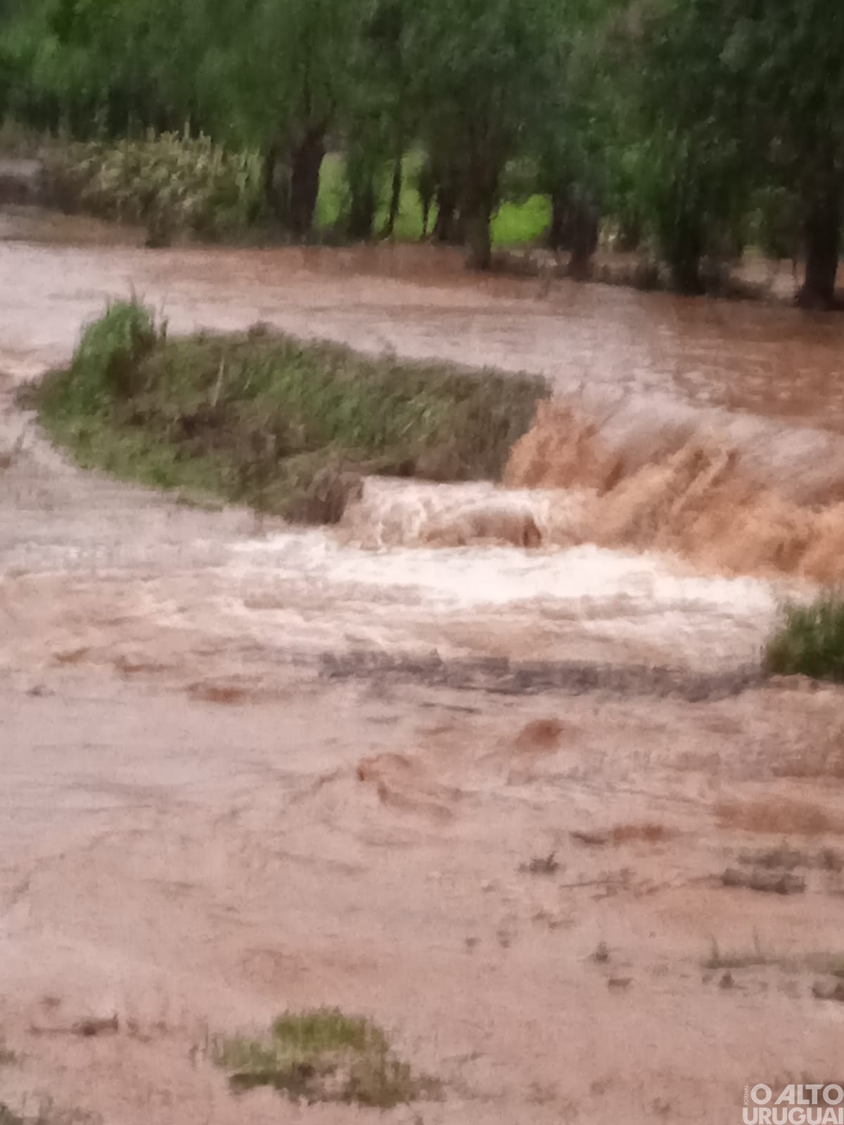 Fortes chuvas provocam alagamentos em municípios da região
