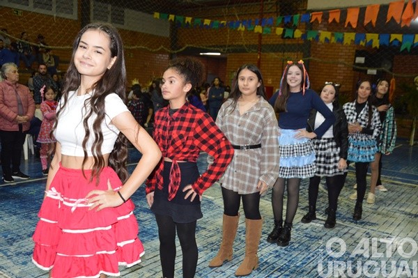 Festa Junina da Escola Irmã Odila Lehnen reúne comunidade em noite de alegria e tradição