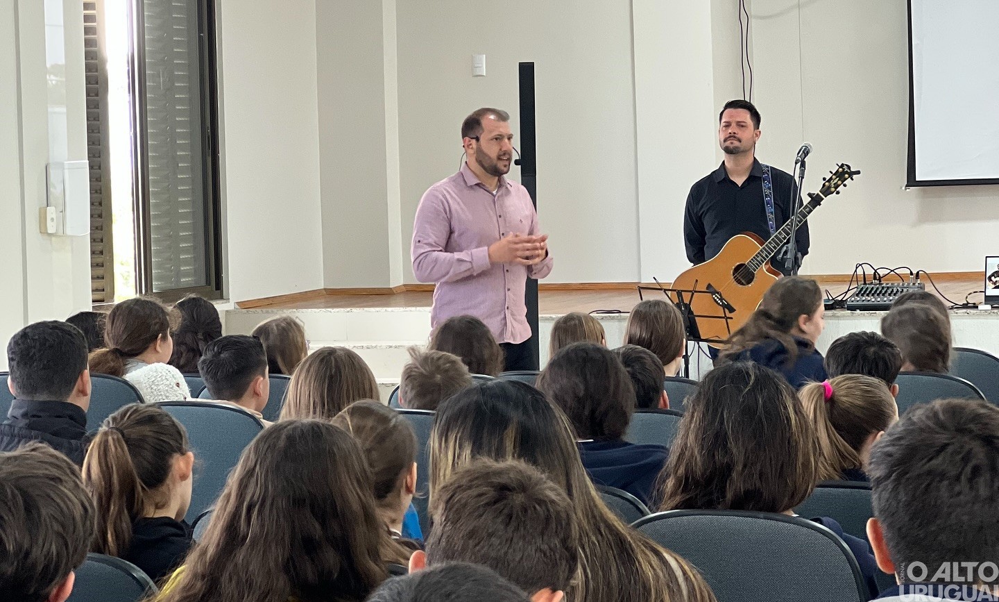 Alunos e famílias participam de palestra-show em Taquaruçu do Sul
