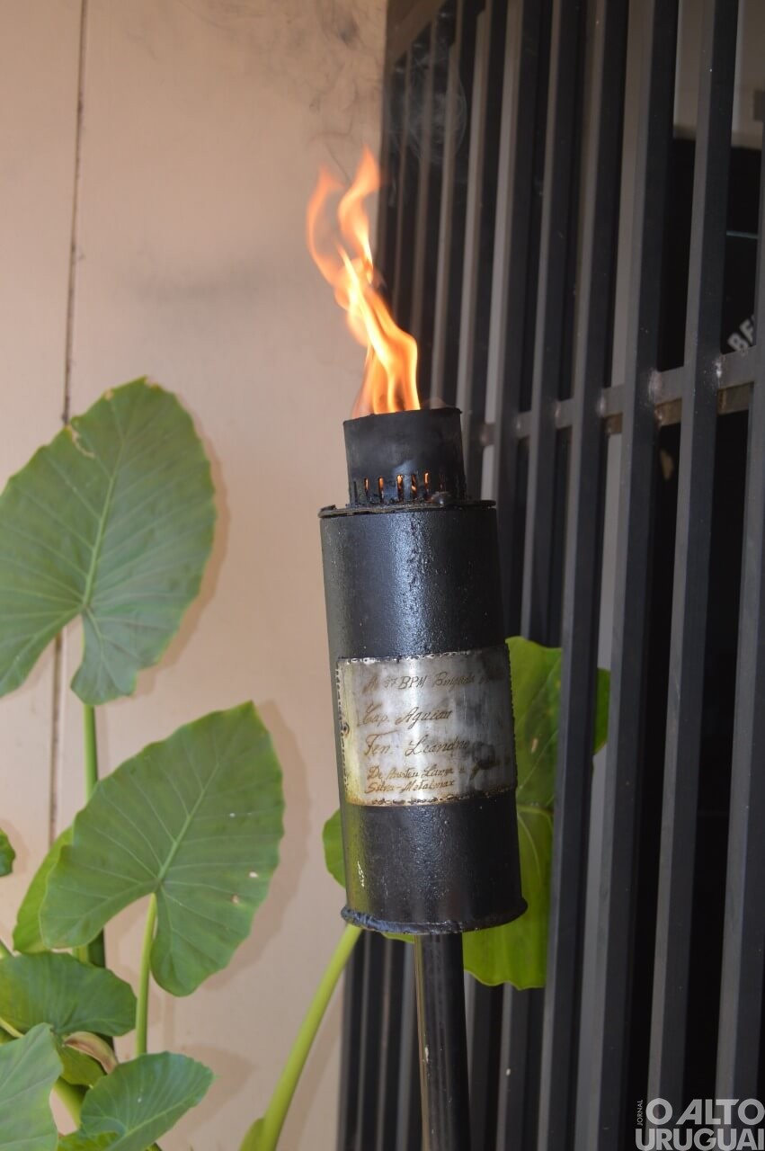 Grupo de cavalarianos entrega centelha da chama crioula na BM de FW