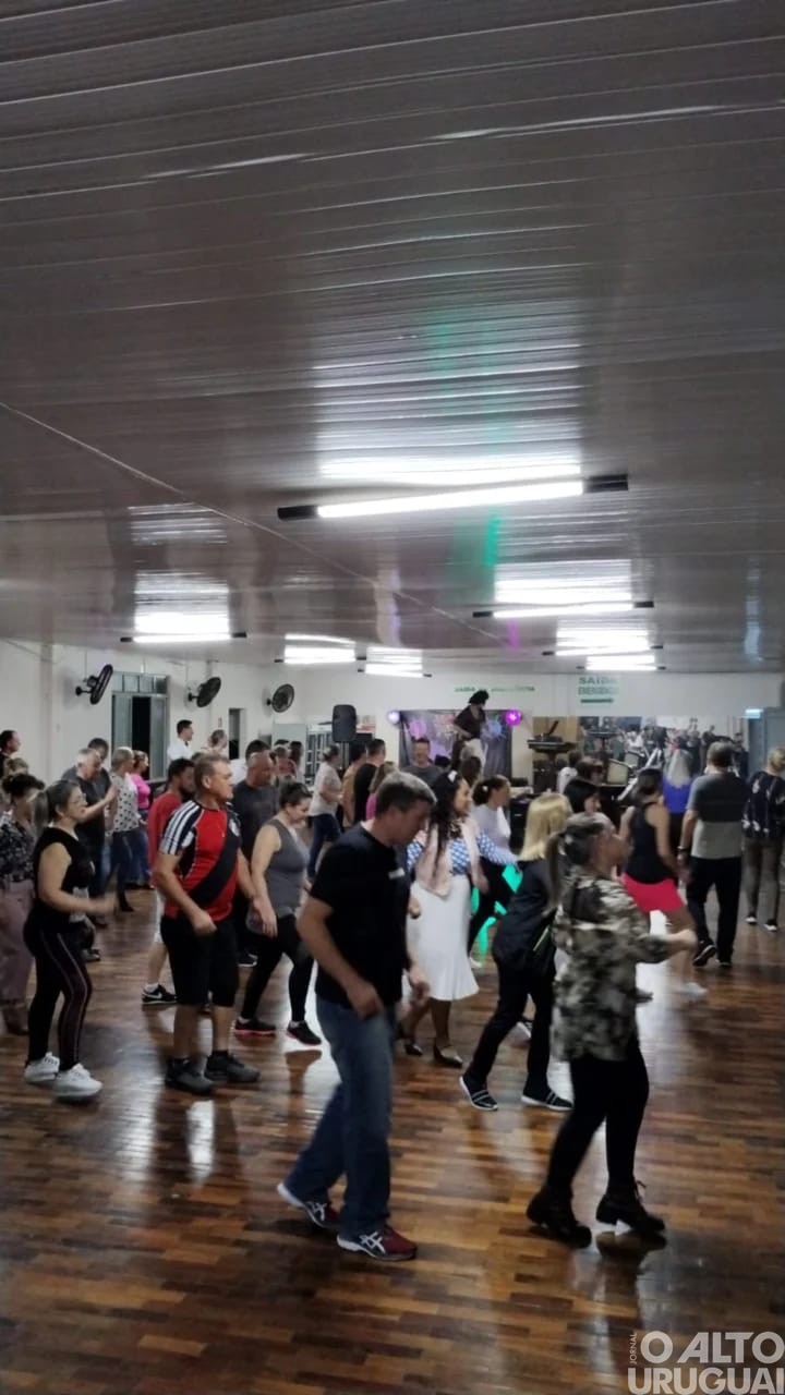Curso de dança de ritmos reúne dezenas de alunos em FW