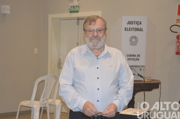 Orlando Girardi vota no Clube Harmonia