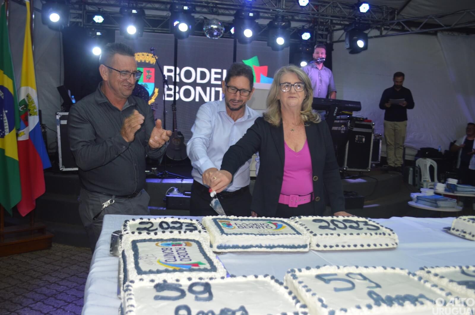 Rodeio Bonito: corte de bolo de 100 kg marca aniversário do município