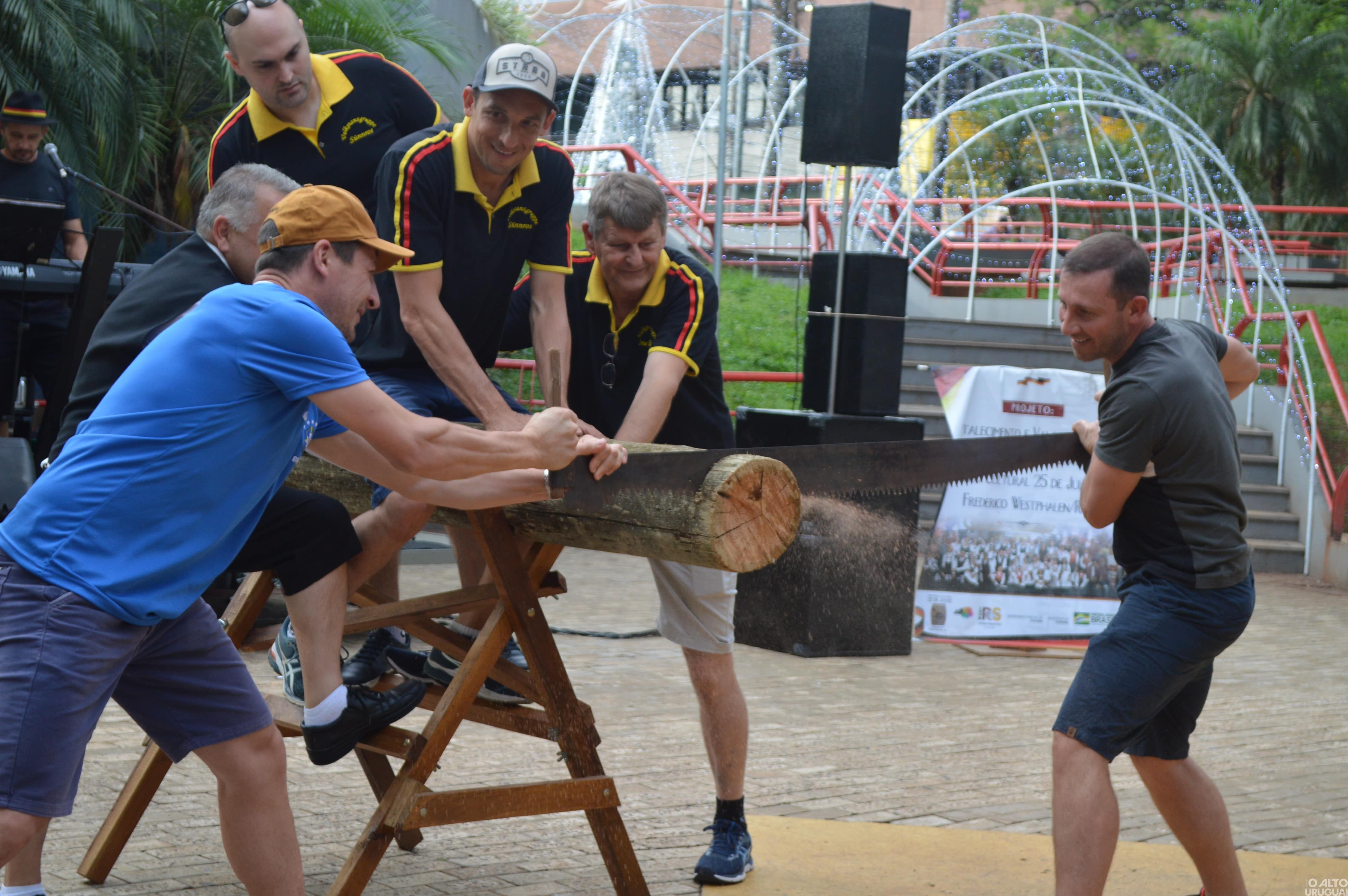 Biergarten diverte público no Frederico em Luz