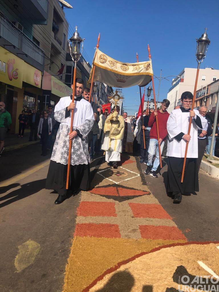 Fiéis celebram Corpus Christi em FW