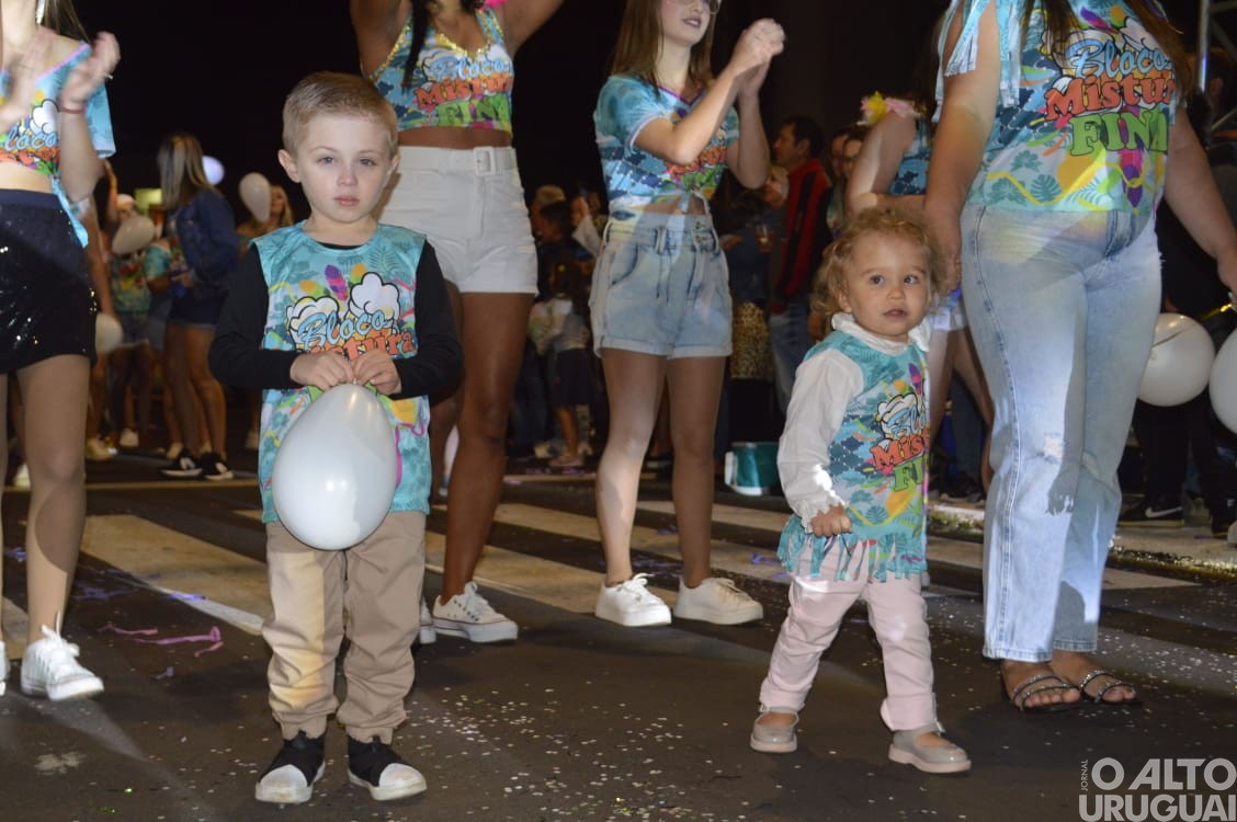 Desfile de rua do Carnaval Regional de Iraí reúne grande público