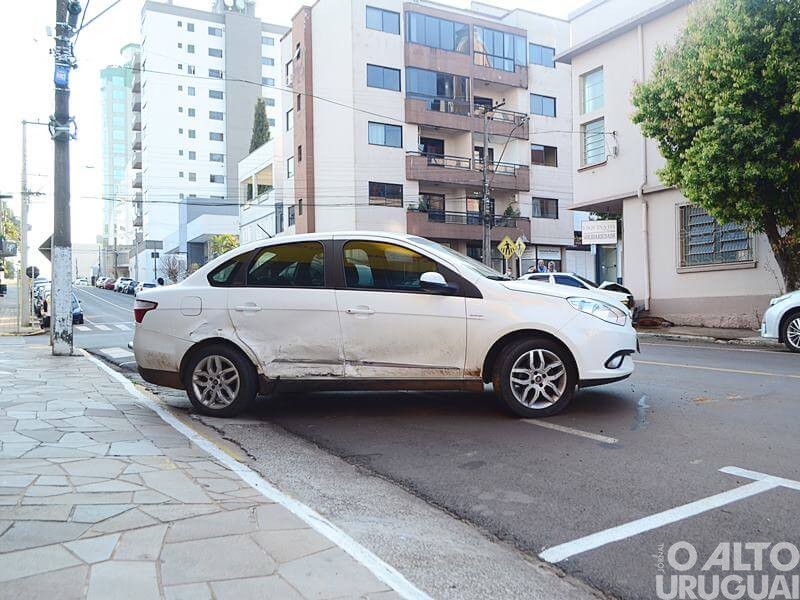 Colisão no centro de FW deixa mulher ferida