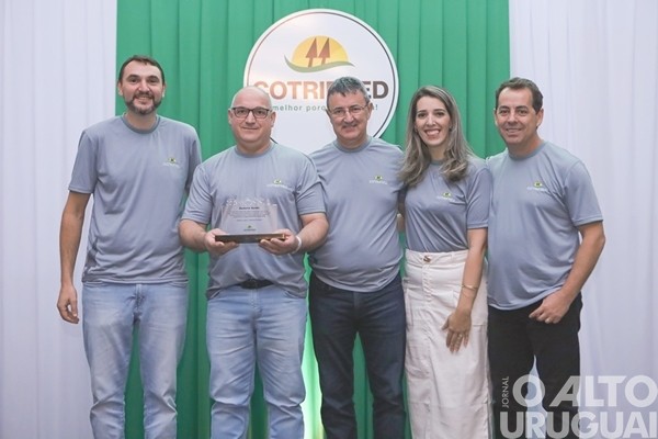 Colaboradores da Cotrifred recebem homenagem
