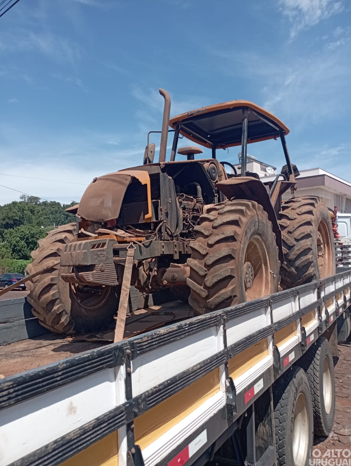 Administração de Cristal do Sul recupera trator abandonado há anos