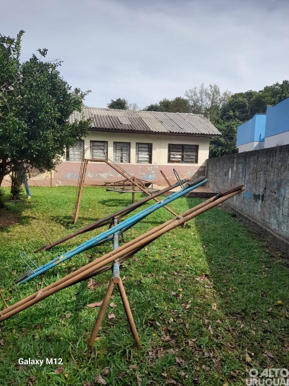 Recuperados brinquedos na pracinha da Escola Pedro Sarturi em Cristal do Sul