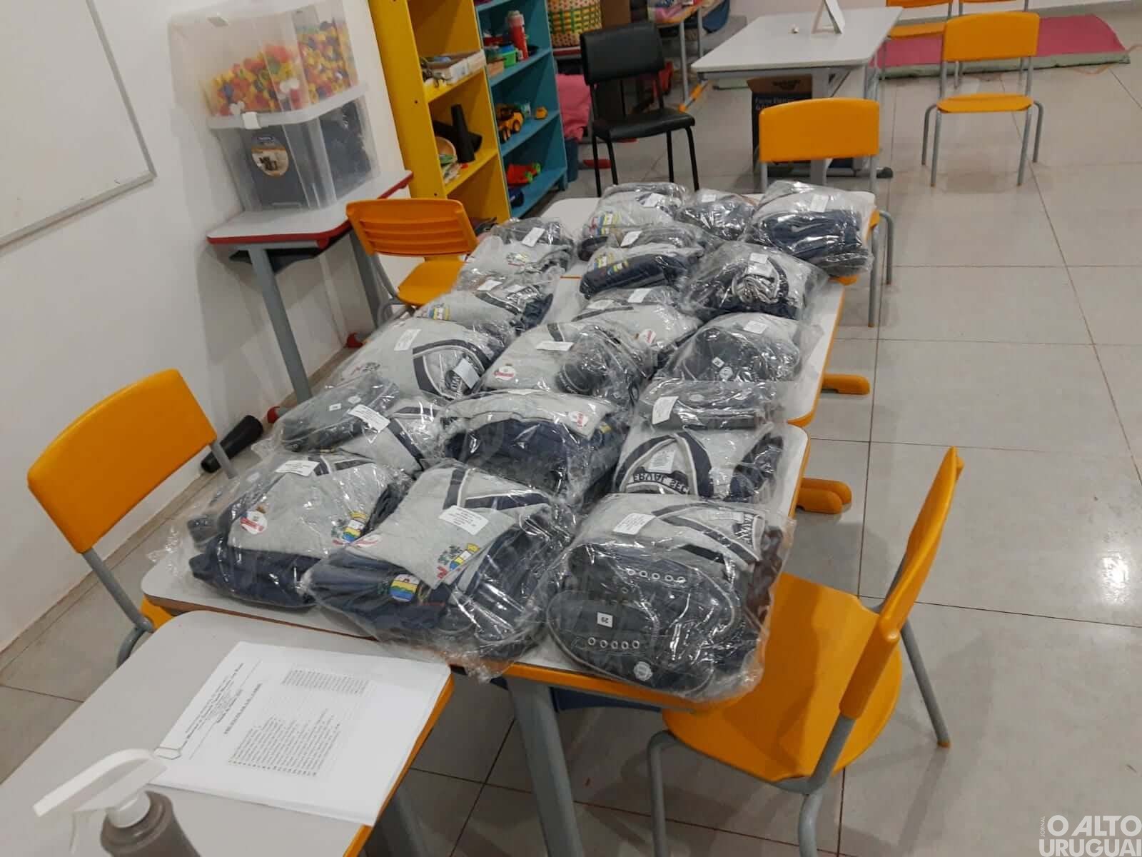 Secretaria de Educação de Erval Seco entrega kits de uniformes escolares