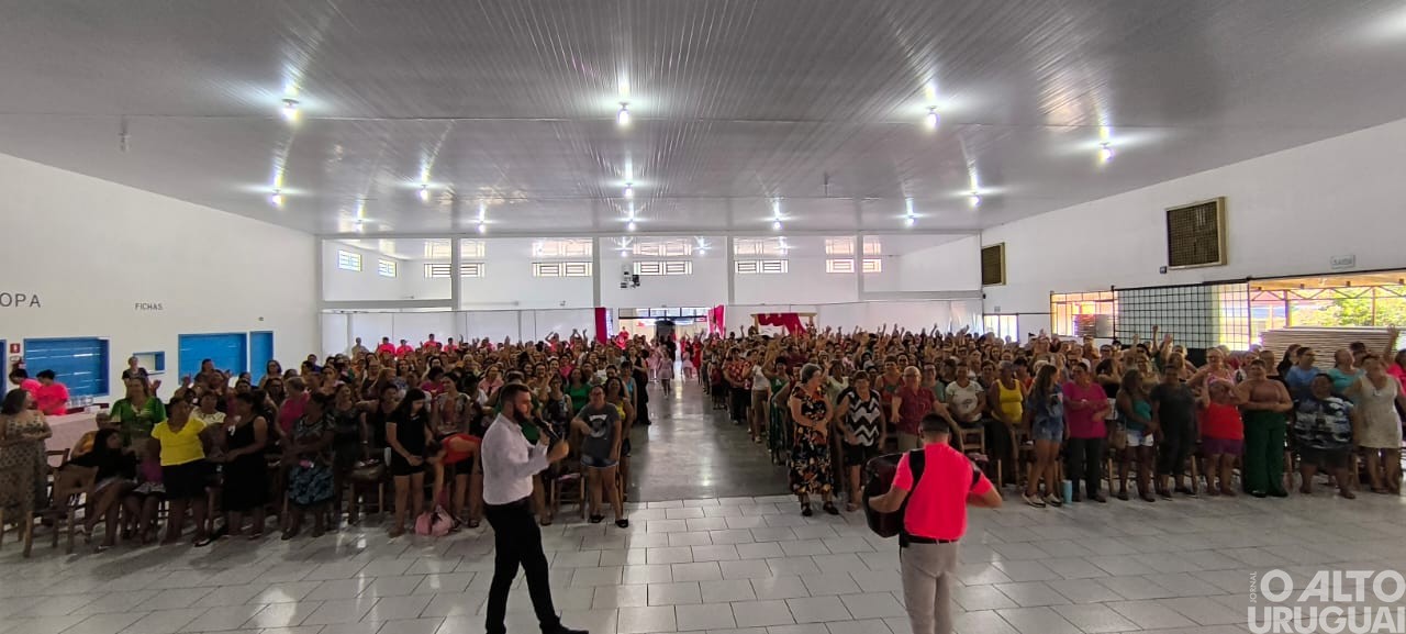 Mulheres lotam salão paroquial de Planalto