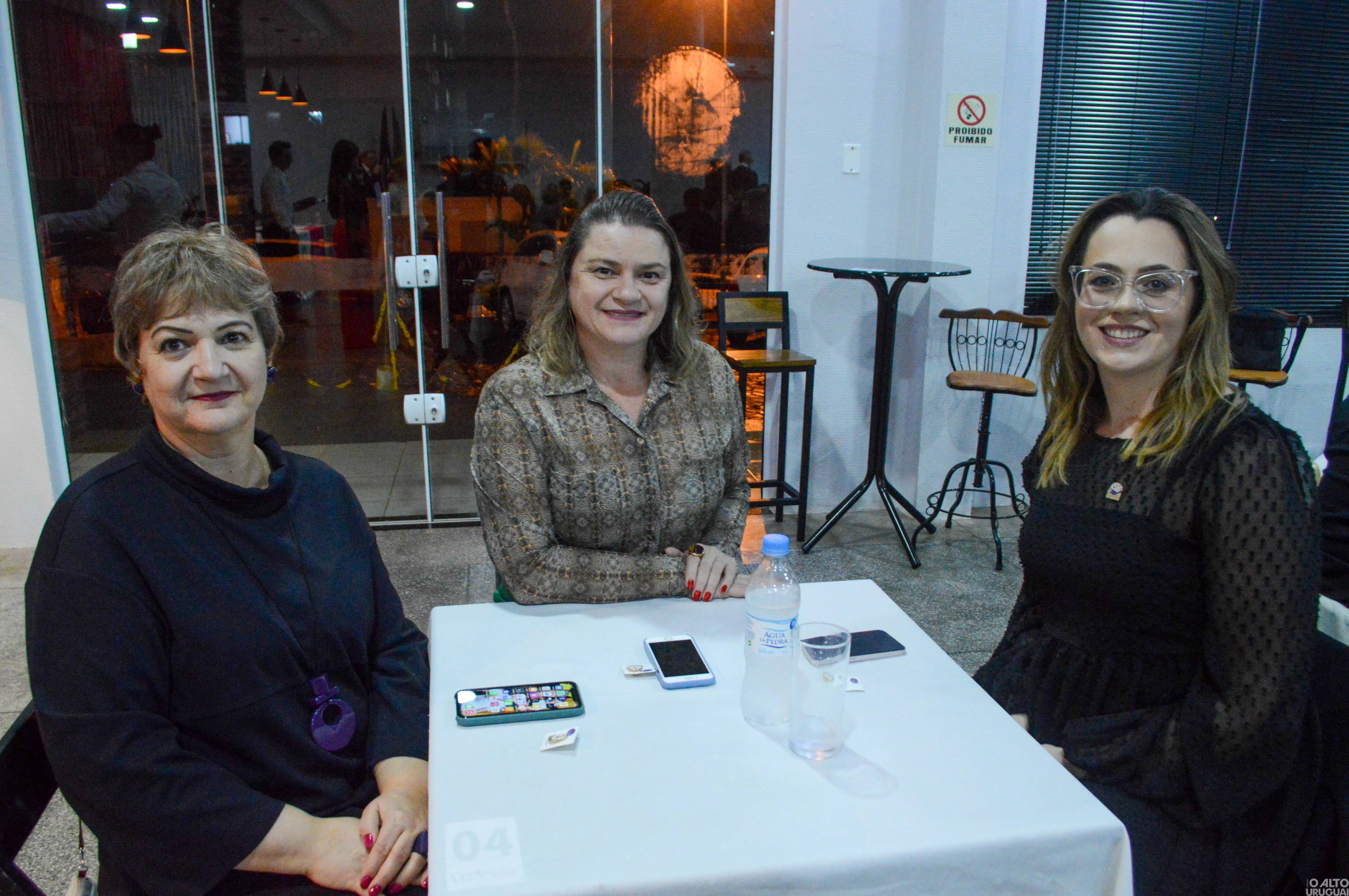 Novas diretorias dos Rotarys tomam posse em FW