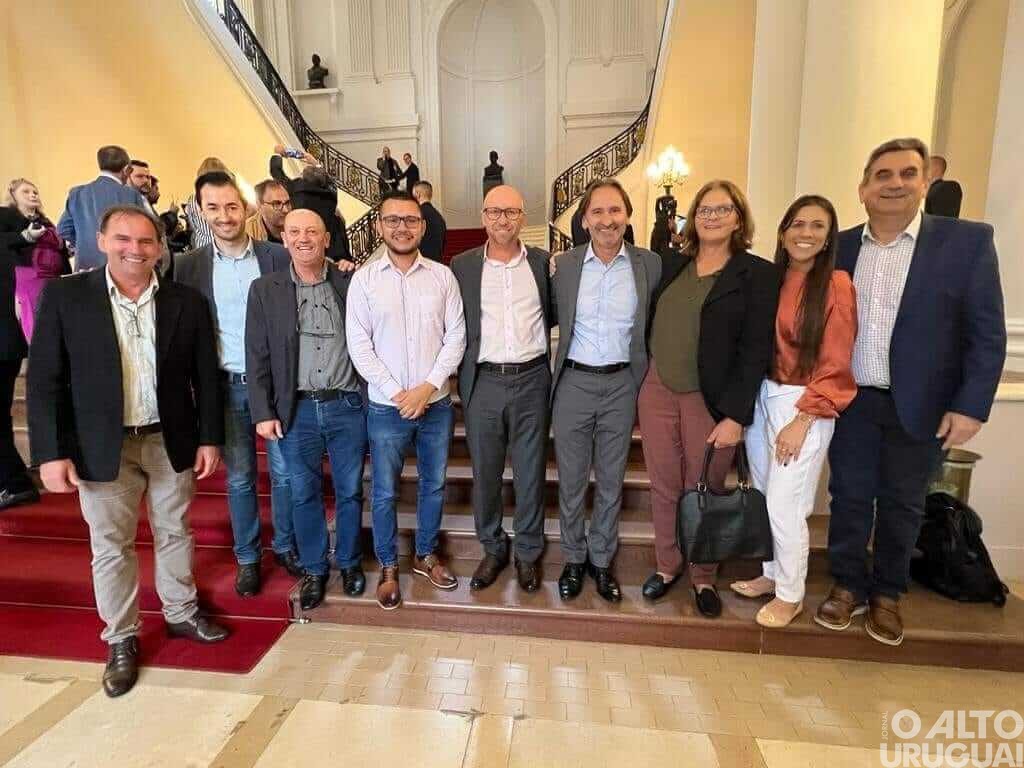 Prefeito de Cerro Grande assina contrato com a Badesul e solicita pavimentação ao governador