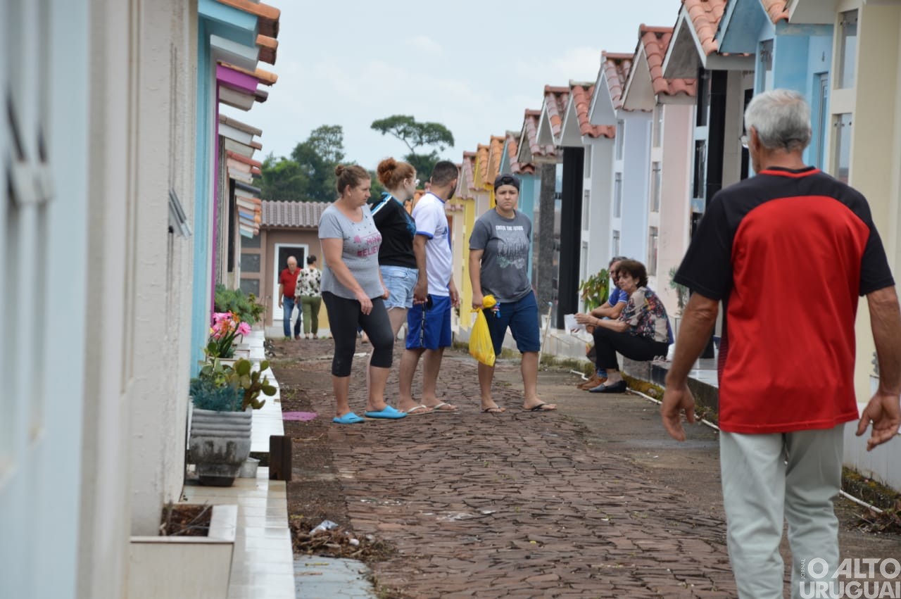 Centenas de pessoas homenageiam entes falecidos neste Dia de Finados