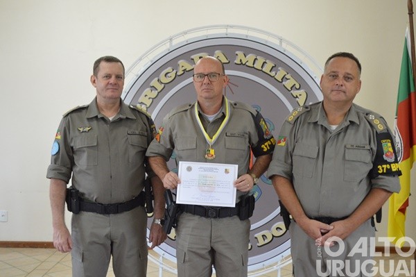 Autoridades são homenageadas pelo 37º BPM