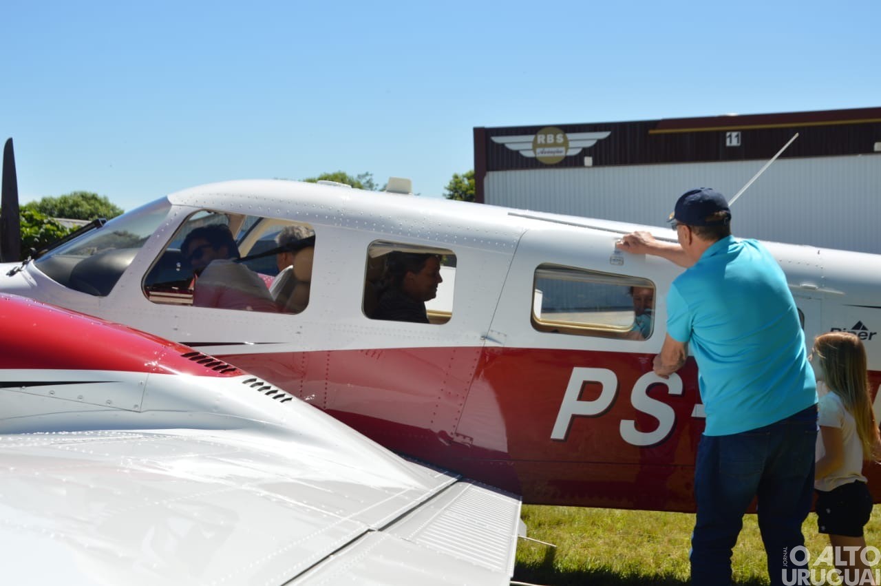 Integrantes do Aeroclube de FW realizam ação de Natal com voos panorâmicos