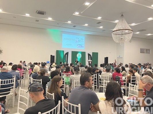 Cotrifred reúne mais de 300 produtores em FW para debater sobre bovinocultura de leite