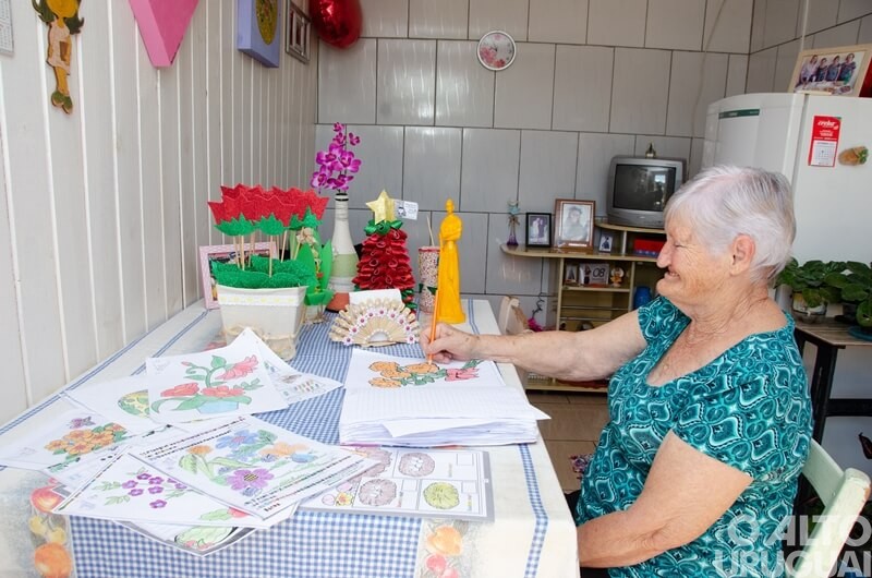 Pinhal: aluna de 86 anos dá exemplo de superação