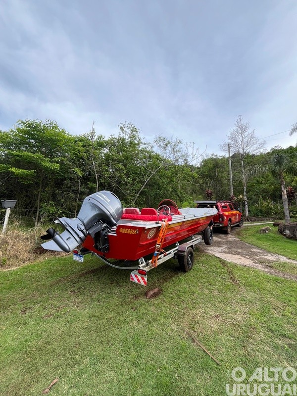 Corpo de Bombeiros de FW recebe novo barco para operações